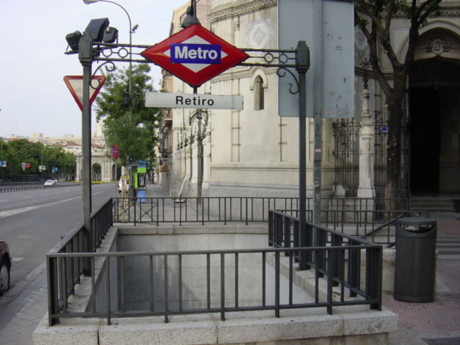 マドリードの地下鉄の目印。この「レティーロ」駅は僕たち夫婦が泊まった「オテル・ウェリントン」の近くにあるため、結構利用しました。