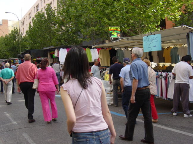 マドリードの日曜日の名物「ラストロ（蚤の市）の風景。この後、Tシャツ屋さんで買い物を済ませると、店のおじさんが「君のカメラは良いものだから、見えないようにしまっておきなさい！」と優しく注意してくれました。噂には聞いていましたが、かなり物騒なエリアのようです。