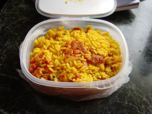 余談ですが、スペイン各地には「エル・コルテ・イングレス」というデパートが点在しておりまして、ここのフードコートのパエリアが結構イケます。量り売りで購入。