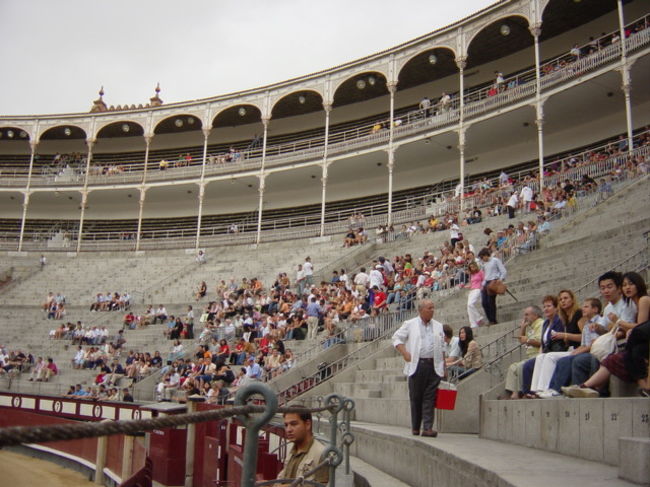 闘牛場内の風景。始まる前なので観客はまばらですが、始まる頃には超満員でした。ちなみに、僕たちの席は「ソル　イ　ソンブラ（日向／日陰）」の「バレラ（１列目）」でした。