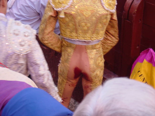 この血だらけの闘牛士は直前の試合で闘牛に刺された名前はイバン。実は１年前、バルセロナで闘牛を観戦した時も出場しており、やはり刺されていました。