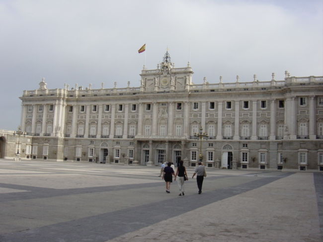 王宮の風景。内部の見学ができるか／できないかの判断は旗の数で判断します。１本の場合はOK、２本掲揚してある場合は国王が滞在しているか、海外の超VIPが来ているか・・・数年前、王宮を見学しようと思い、行ってみたら２本掲揚してありNG。新聞を見たら、ゴルバチョフ元書記長が来ていたらしいのです。