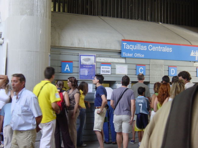 サッカーチーム「レアル・マドリード」の本拠地、サンチアゴ・ベルナベウのチケット売り場。この人たち全員、スタジアムツアーのチケットを買い求めるために並んでいます。