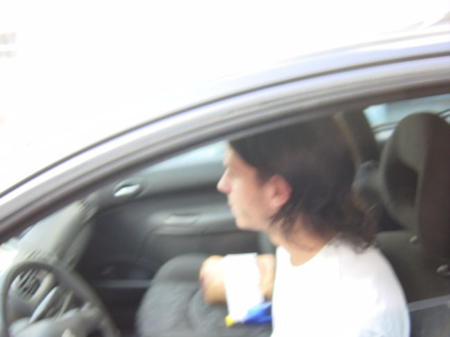 スタジアムツアーのチケットをGETし、さらにチケットを持った人たちが長蛇の列でツアーの時間まで並んでいると・・・僕たちが並んでいた場所がラッキーだったのか、ちょうど地下駐車場の入り口付近で並んでいたら、練習を終えたスター選手たちが続々と車であがってきました。興奮して写真がブレてしまいましたが、この選手はレアルの超美男子「グティ」。車の窓を開けてくれたグッドガイ。