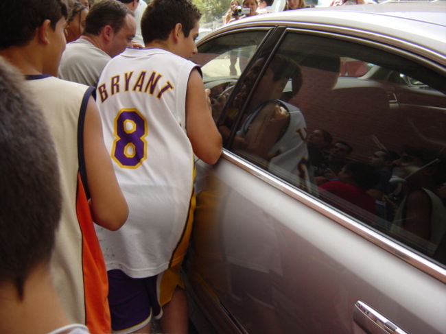 ベッカムの車はこのあとファンに取り囲まれ、窓を開けろー、サインくれーと車をバンバンたたかれていました。僕もバンバンたたきました。近くに警備員もいましたが笑って様子を見てるだけ・・・