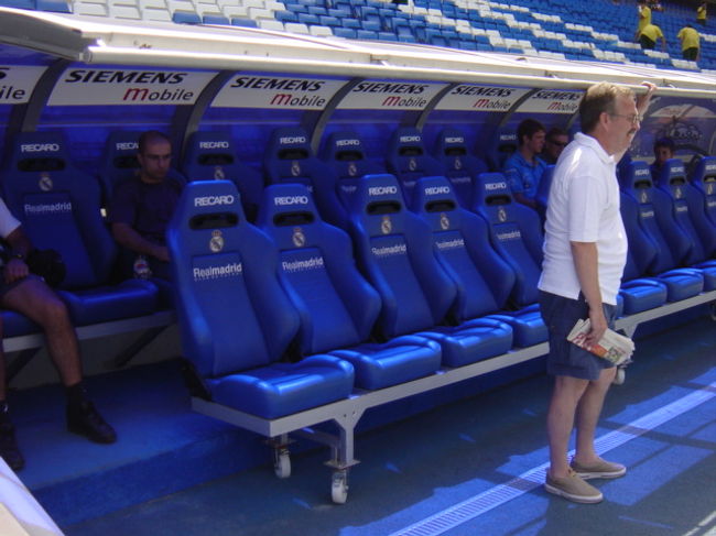 スタジアム内の選手用ベンチ。レカロのレザーシートの座り心地の良さと言ったら・・・１脚欲しいー！