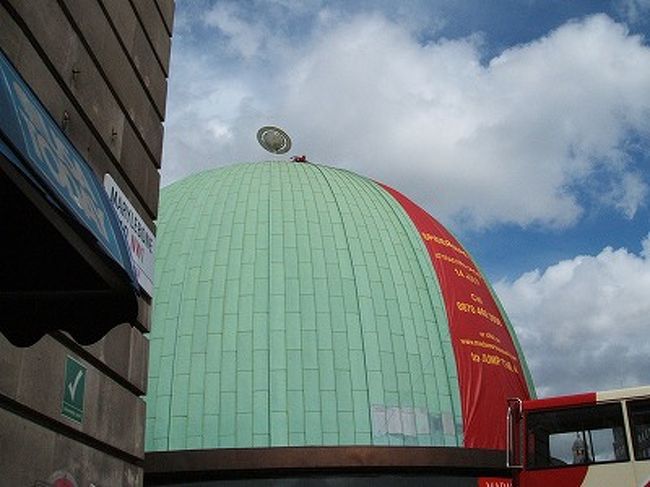 ご存知、有名なロンドンの蝋人形館、マダム・タッソーの外観。史恵里が突然、爆笑しだしたので、何かと思えば、地味〜にテントの上にスパイダーマンがいたりするという(笑)。かなりよーく見ないと解らんのがミソです☆