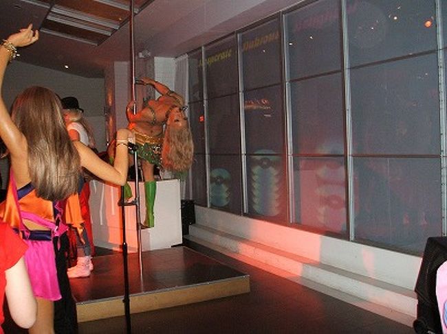 ちょっと遠いんだけど、VMAでI\'m a slave 4 Uを披露した時のブリトニー。ワスプのおばあちゃんに、オッパイ触られてました(笑)。