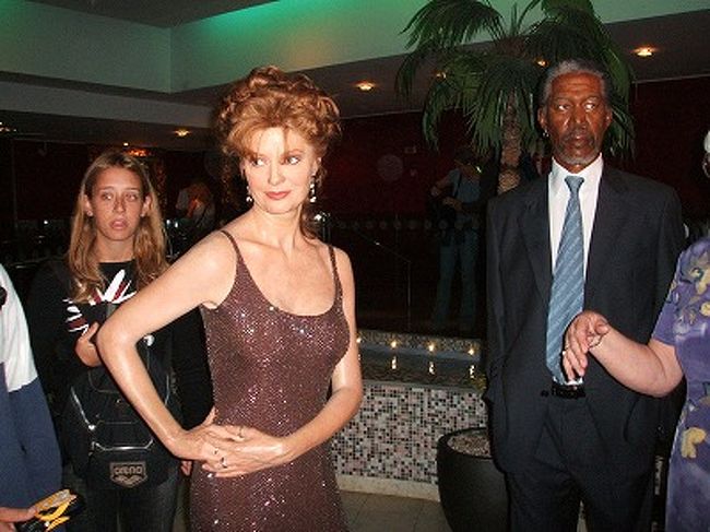 このモーガン・フリーマンなんて、もう笑うしかない(笑)。リアルすぎるってば、オッサン(笑)。ちなみに、一番左の女性は生身の人間ね。