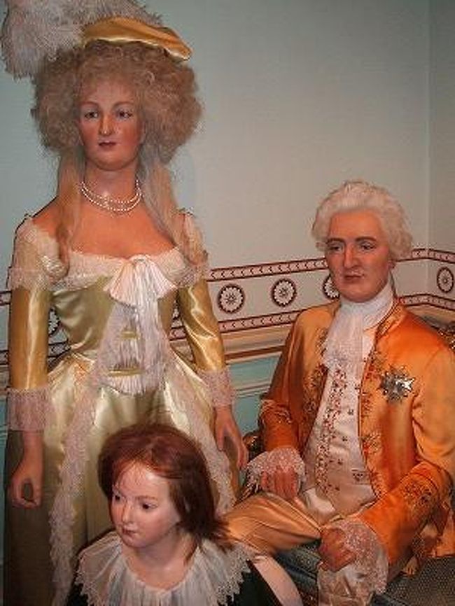 マリー・アントワネットと、夫のルイとその子供。これでもかってくらいの豪華な衣装に、目がチカチカ☆