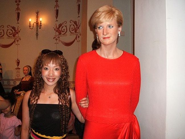 憧れのダイアナ妃と(T∀T)彼女だけ、女王やチャールズ達とは別の所に展示されてるのが、何とも複雑だったなぁ・・・。