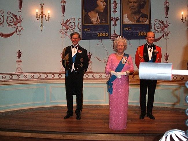 エリザベス女王とチャールズ皇太子。ものすごい人気なのですねぇ、この方達。