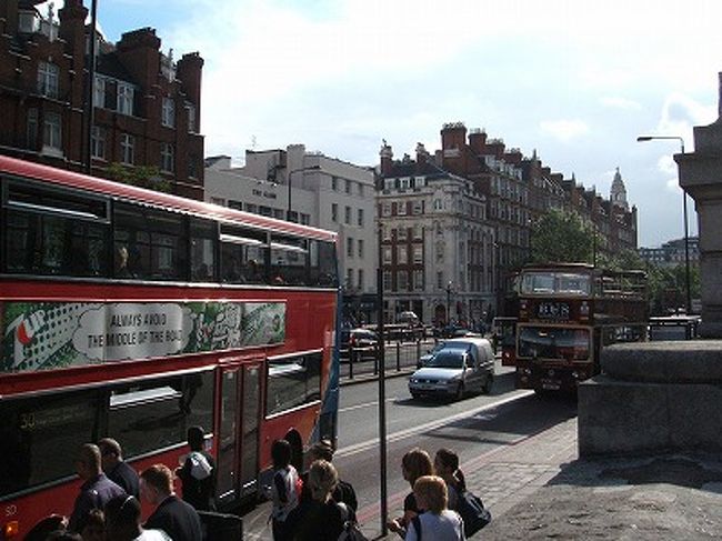 マダム・タッソーの帰りに、ロンドンバスをパチリ☆