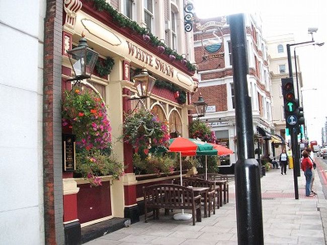 イギリスのフラワーアレンジやガーデニングは有名だけど、街中に、こんな可愛いアレンジの花が溢れてます。