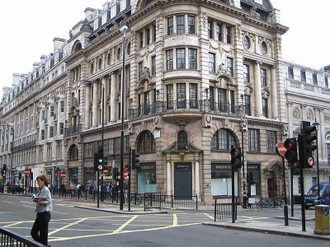 こういう重厚感漂う、歴史のある建物が、街にはいっぱい。こういう街並みだとか、芸術にしてもそうだけど、こういうヨーロッパの歴史には、アメリカが逆立ちしたって勝てないもんがあると思う。