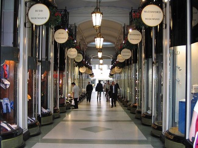 アーケードの中。可愛くて、小ぢんまりとした、アンティーク調のお店がいっぱい。史恵里の彼の、イギリス人のポールに、この辺一帯案内してもらいました(^人^)