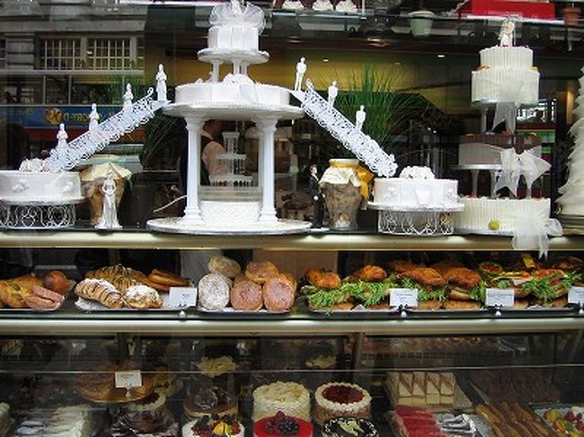 街角のケーキ屋兼パン屋さん。ディスプレイ見てるだけで大満足(^-^)こんだけ可愛かったら、もったいなくてとても食えんような気も・・・(汗)。