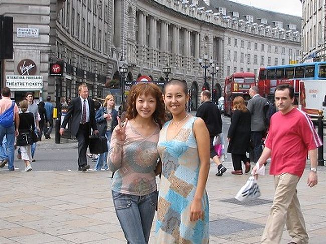 おほほ♪見苦しいアタシのスッピンをとくと御覧あれ〜♪ロンドンに着いて、荷物を置いて、速攻出てきた２人。