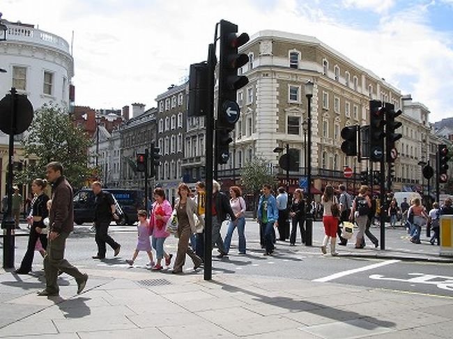 見苦しいアタシに比べて、ロンドンの街並みや空はホントに美しくて圧巻です。ブリティッシュアクセントも素敵だし♪やっぱり語学留学するとしたら、アタシは絶対にUKですね。物価はハンパなく高いけど(*_*)それに驚くべきは、デヴの少なさ！アメリカでデヴを見慣れたアタシにとっては、この国は衝撃でした。みんなスタイリッシュだしね。