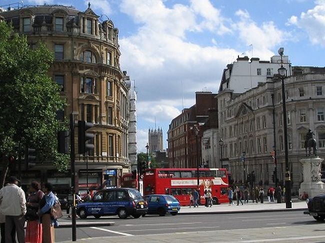 写真と全然関係なくて申し訳ないんだけど、やっぱアタシは最初にアメリカに行っちゃってるから、何かとアメリカとの違いにばっかり気がつくんだけど、同じ英語圏でもこうも違うものかと思ったね。まず、英語が違う。イントネーションやアクセント、下手すりゃ単語自体が違う。アタシの言う事は相手に通じても、相手が言ってる事が、信じられんくらいに理解できないアタシがいました↓サスガに「アタシって、こんなに英語できなかったわけ・・・？」と打ちひしがれましたよ。＿｜￣｜○ガクッ・・・