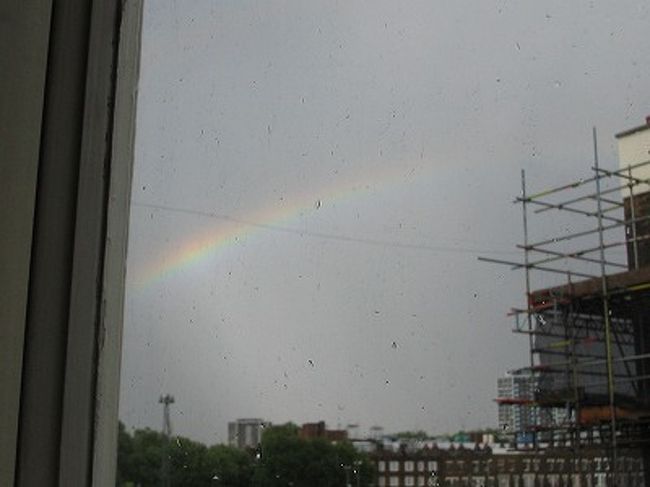 ロンドンの天候は、これまたとんでもなく移り変わりが激しく、毎日のように快晴と雷雨の繰り返しとかザラです。よって、傘は必需品。これは部屋の窓から、雨上がりの虹を史恵里が撮った物。