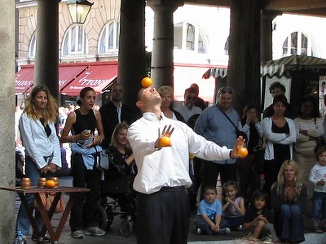 ポールと３人で街を歩いていた時に遭遇した、大道芸人。滅茶苦茶面白くて、かなりウケた(笑)。