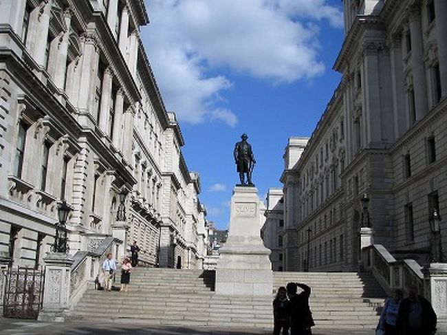 確かここは、ダイアナ妃のメモリアル何とかってとこだったんだけど・・・(汗)。すんません、正式名称忘れちまいました(>人