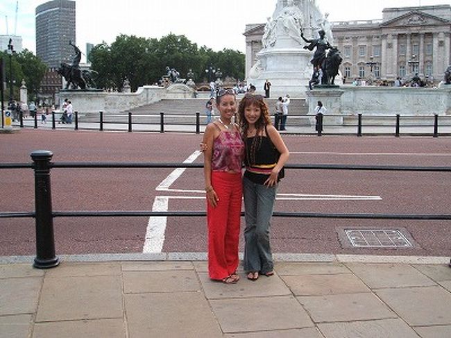 バッキンガム宮殿の前で、史恵里と。