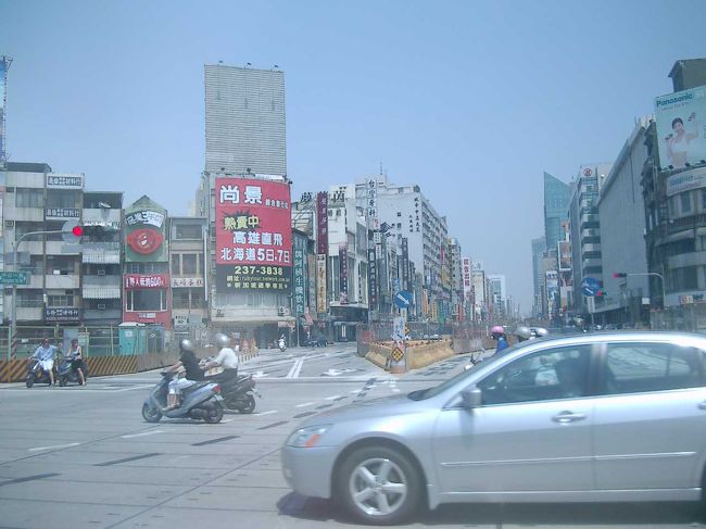 車で町の中を移動中、<br />工事をしている所が多い（地下鉄工事が道路の真ん中を占拠している）<br />終わると美しい町になるんでしょうね。