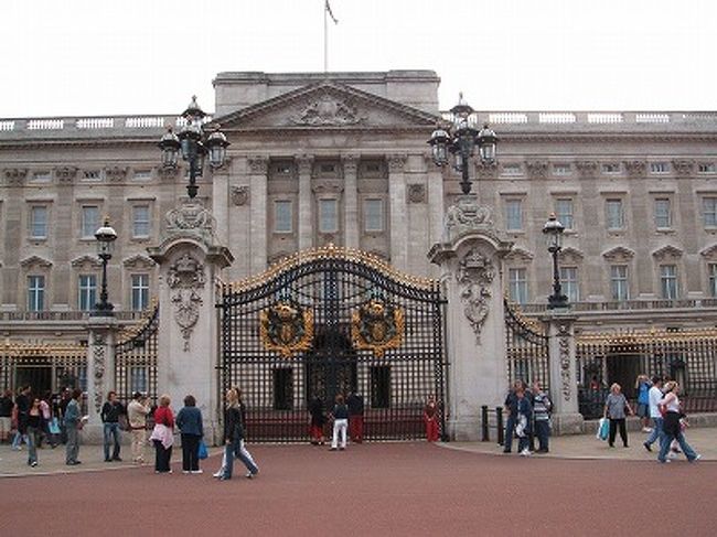 それにしても、ホントに近くで見れば見るほど、見事な宮殿です。