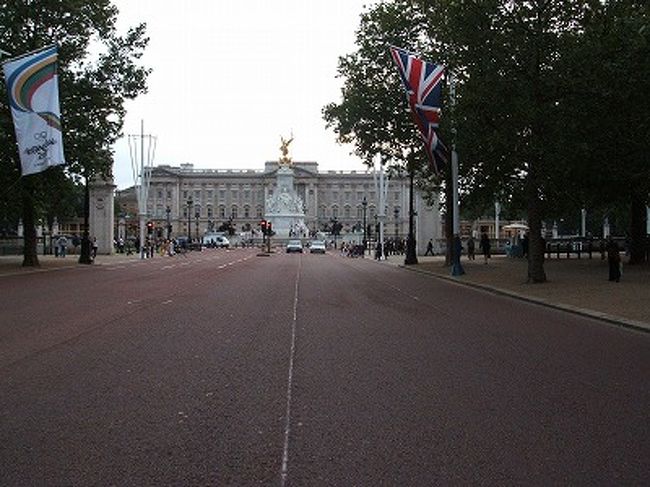 いつもこんな感じなのかは解らないんだけど、この日はこの大通りは車一台通ってなくて、それがまた何とも不思議な雰囲気だったのを思い出します。