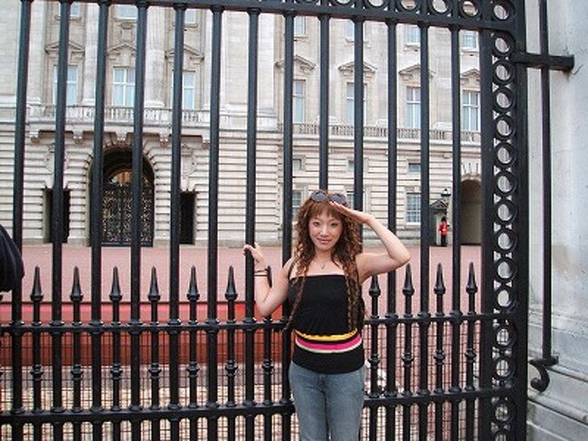 宮殿前の格子の前で、衛兵さんに習ってアテンショーン(^O^)＞