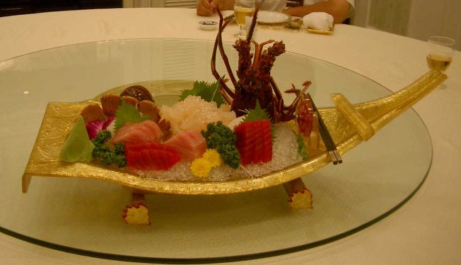 夕食（海鮮料理）でご馳走になった、伊勢海老やマグロのお刺身、豪華な舟盛り、<br />食べるのに夢中になって他の料理の写真撮り忘れた