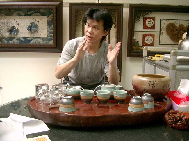 お世話に成る額屋さん、<br />とても感じが良い方で、お茶に凝っている、<br />美味しいお茶を吹き抜けになっている外で入れてくれた。お話しながら何杯も頂いた、<br />すっかり中国茶のとりこになっていた。