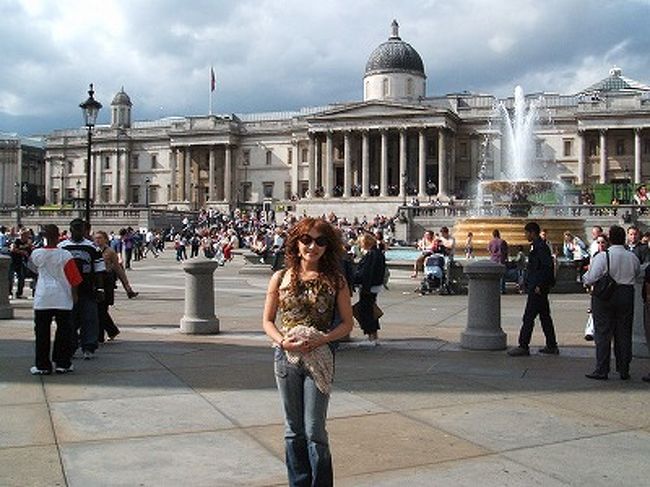 大英博物館前にて。天気のいい時のロンドンは最高☆夏でも涼しいくらいで、おもくそ真夏仕様の服しか持って行かずに、特に夜は多少寒い思いはしたけど(^^;)
