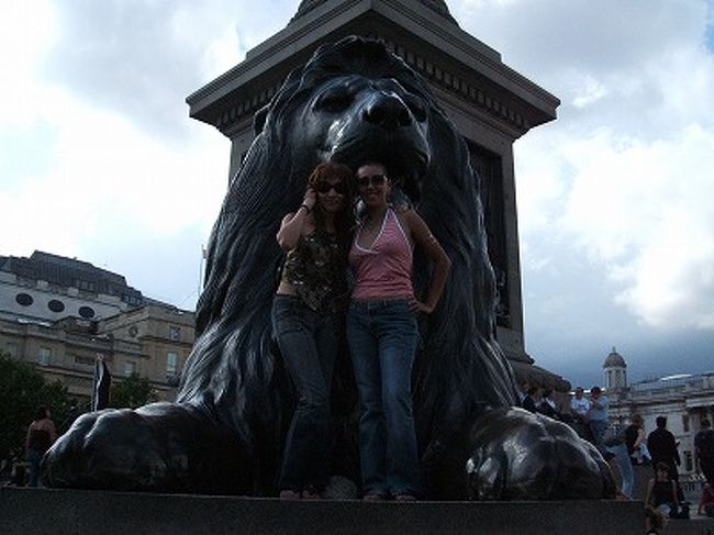 その辺のおにーさんに手伝ってもらって、ライオン像に史恵里と２人で上ってパチリ☆写真じゃあんまり解らんけど、実はかなり高いんですよ、ここ。