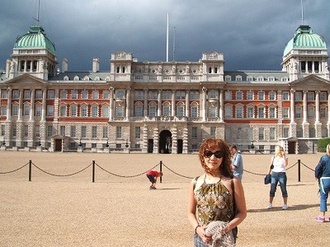 初め、ここがバッキンガム宮殿かと思いきや、全っ然違いました(笑)。そりゃー、宮殿がこんな無防備なわけないよね。