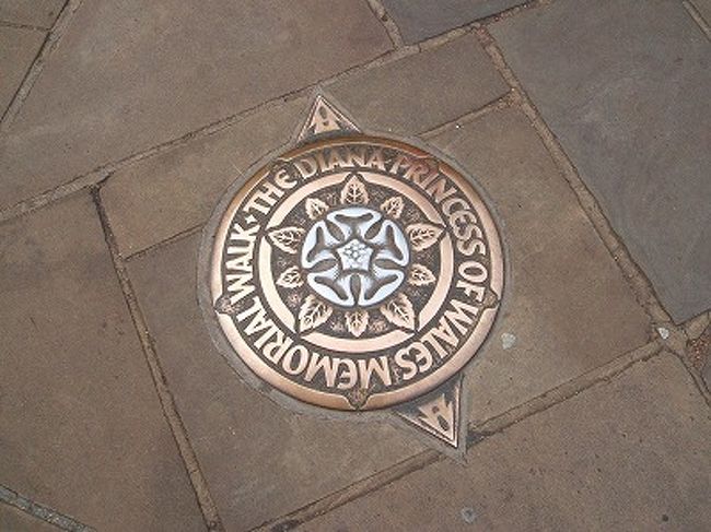 ダイアナ妃のメモリアルウォークです。それにしても、街の店頭には、ダイアナ妃関連商品がいっぱい。どんだけ国民から支持され、愛されてたか、没後にも衰える事のないダイアナ人気が伝わってきます。