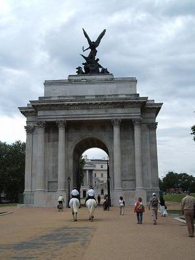 馬のケツ(笑)、もとい、後姿です。余談ですが、先程、アタシらの前方30cmにてウ○コを・・・(^^;)