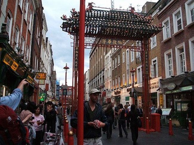 チャイナタウンです。ホントに、アメリカといい、スペインといい、華僑のいない国っていうのはないくらい、先進国にはどこにでも生息してるんだよね、この人達。ちなみに、チャイナタウンの食事は激ウマです(^-⌒)b安いしね♪