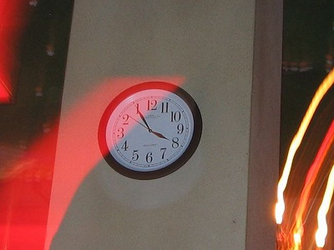 チャイナタウンで夕飯を食べて、１杯バーで引っ掛けようという話になり、飛び込みで入ったバーの掛け時計。よーく見ると・・・そう、文字盤が逆なんですねー。結局ここでは、音楽が気に入らないという理由で飲まなかったけど。