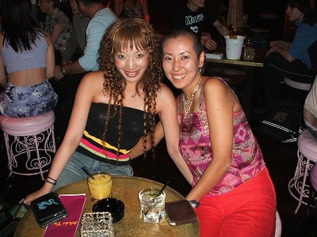 で、帰りに見つけた、超可愛い外観＆内装のバーで♪名前忘れちゃったけど、チャイナタウンから駅に行く途中で偶然見つけたとこです(←わがんね〜笑)。外観からして、かなり目立ってました。