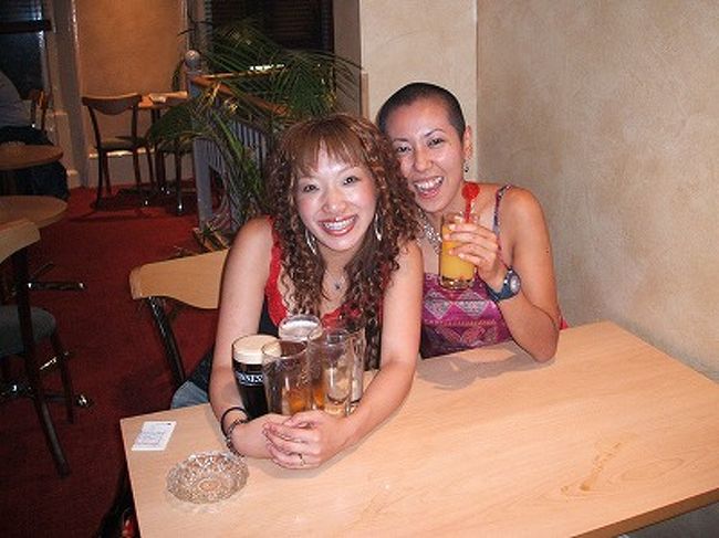 一旦家に帰って、週末だっていう事で、史恵里の行きつけのクラブに行く前に、ガイと３人で、家の近くのパブにて。イギリスでアタシはすっかりギネスに味をしめてしまい、女のクセに(ギネスは男性に精力がつくとか何とかいう、何の根拠もない理由で、人気があったりする)、昼夜問わず連日ガブ飲みしてました(笑)。こん時も、このグラスはみんなアタシのもんだと言わんばかりの酔っぱげと化してます(^∀^;)