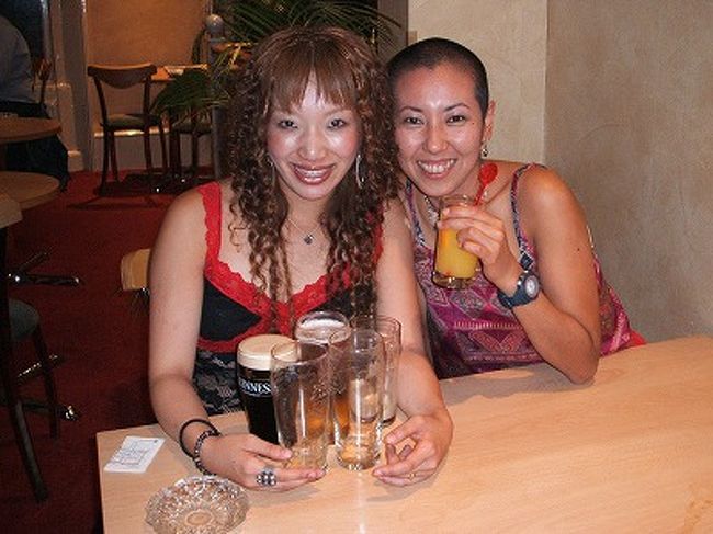 それにしても、イギリスって国は素晴らしいっ♪昼間っからパブでビール飲んだくれててもアル中扱いされないなんて、VIVAですよ、VIVA☆みんなイギリスは食べ物不味いって言うけど、それはホントに美味しいとこに入ってないからだと思うな。アタシは今回初めて行ったけど、１度としてハズしたとは思わなんだ(^^)vまあ、史恵里が一緒だった事が大きいわけですが(笑)。フィッシュ＆チップス最高☆アタシ達２人組は無類のケチャップ好きなので、毎回ケチャップボトル１本使い切るくらいの勢いで、パブの店員の失笑を買ってましたが(笑)。