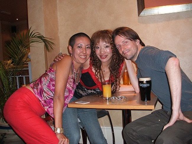 史恵里とガイと３人で。ガイは、史恵里がロンドンに住んでた時の、史恵里のボーイフレンドの友達のパソコンオタクです(笑)。が、いいヤツです(^^)今回、アタシ達はガイのアパートに泊めてもらってました。