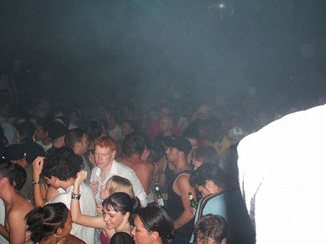 さて、週末のロンドンの某クラブです。すんごい人、人、人☆ドラムンベースと、テクノと、ライブの部屋と３つの音楽が楽しめちゃいますo(^-^o)(o^O^)o♪盛り上がりはサイッコーでしたぁ☆