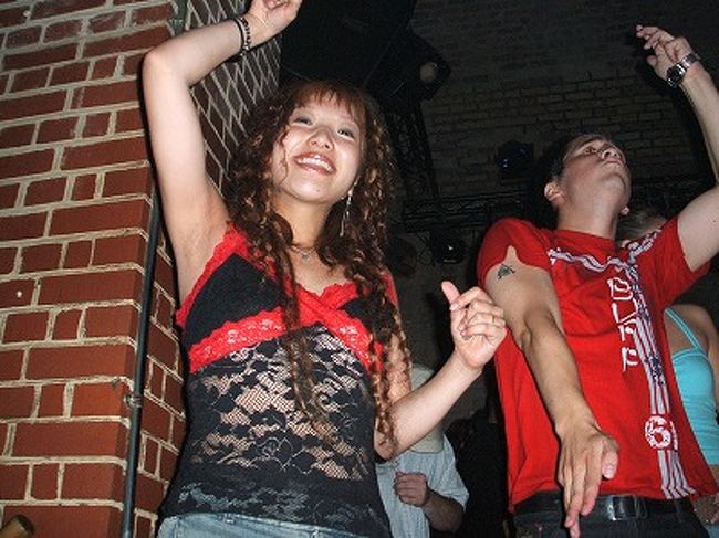 はい、ガンガン人押しのけてステージに上がり、トランス状態のあたくしです(笑)。完璧にヤヴァイですね(汗)。飲んでも飲んでも、汗でアルコール飛んじゃって、なかなか酔わないんだな、これが(笑)。しかしアタシと史恵里って、日本にいても海外にいても、どこでもこんなカンジです(^^;)