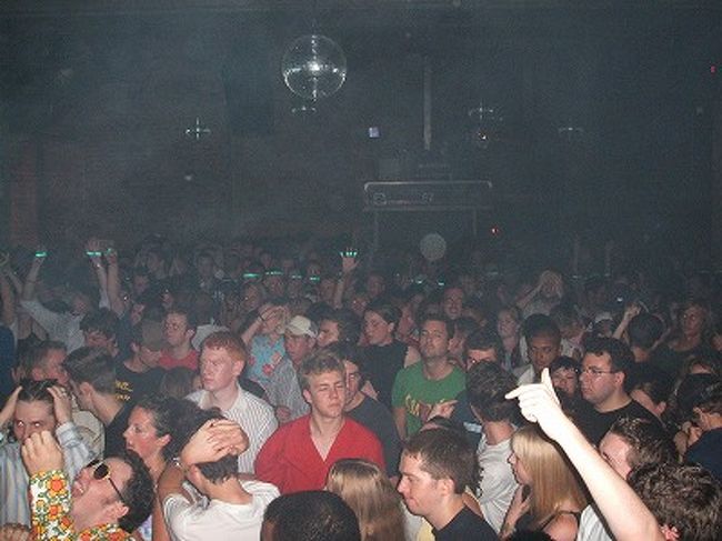 ステージ中央から、フロアを見渡すの図。このクラブ、ロンドンでも最先端で、いつもは史恵里のロンドンに住んでた時からの友達のDJのマイクが回す事もあるらしいんだけど、残念ながら、この時彼はヨーロッパツアー中にて留守。でも、写真じゃ解りにくいけど、実際は照明効果とすごくって、音も最高なもんだから、アルコールなんていらないくらいにブッ飛んじゃいます↑↑↑