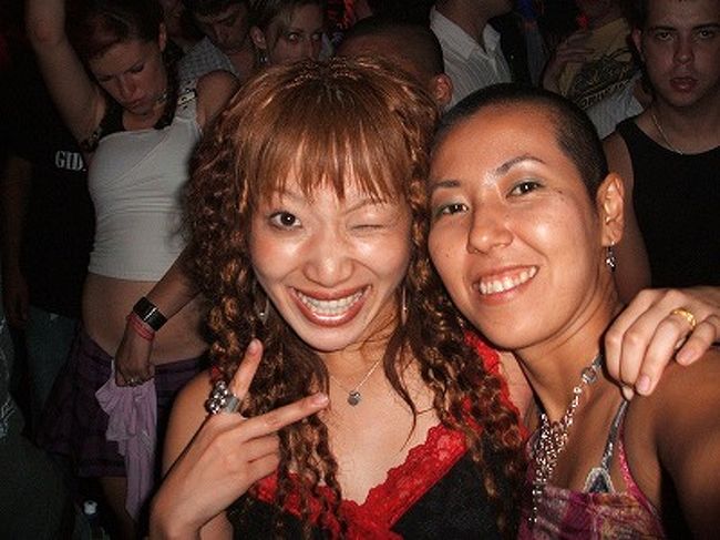 とうとう、ガンガン押し進んで、フロアのステージ前中央まで来た、リーサルウェポン２人組(笑)。大和撫子的品格？知らん、そんなもん。クラブに来たら、楽しんだもん勝ちでしょー♪こんな時まで、周りの評価を気にしててどーする、日本人(笑)。音と酒と雰囲気に酔ってこそ、初めてそこで真にクラブを楽しめるってもんよ♪しっかし、アタシ達２人も、相当にきてるけど、背後の女の子や男もヤバげ(笑)。