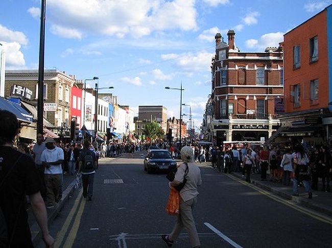史恵里がロンドンに２年近く住んでた時に、当時のボーイフレンドと住んでいたという、カムデンの日曜マーケットに行った時の写真。ロケンローの聖地だけあって、パンクな輩がウヨウヨいました。